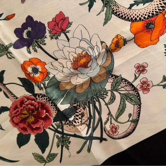 Vintage Gucci Flora and Snake Silk Scarf with Black Border - Picture 6 of 11